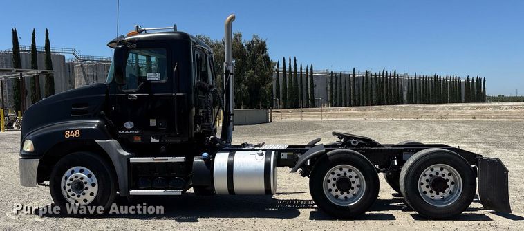 image for item DH8679 2018 Mack CXU613 semi truck