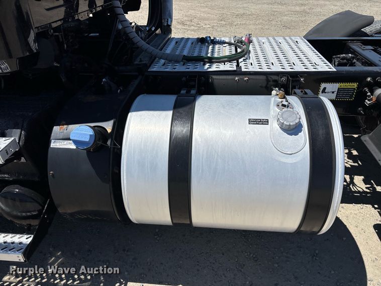 image for item DH8679 2018 Mack CXU613 semi truck