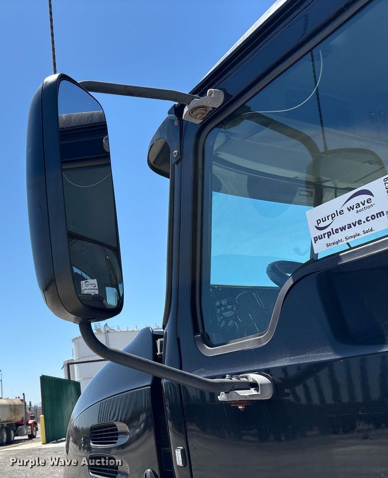 image for item DH8679 2018 Mack CXU613 semi truck