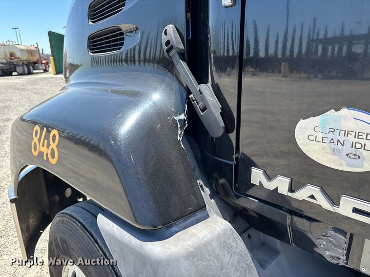 image for item DH8679 2018 Mack CXU613 semi truck