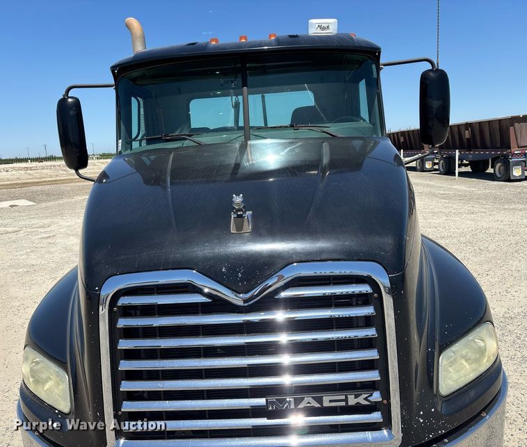 image for item DH8679 2018 Mack CXU613 semi truck