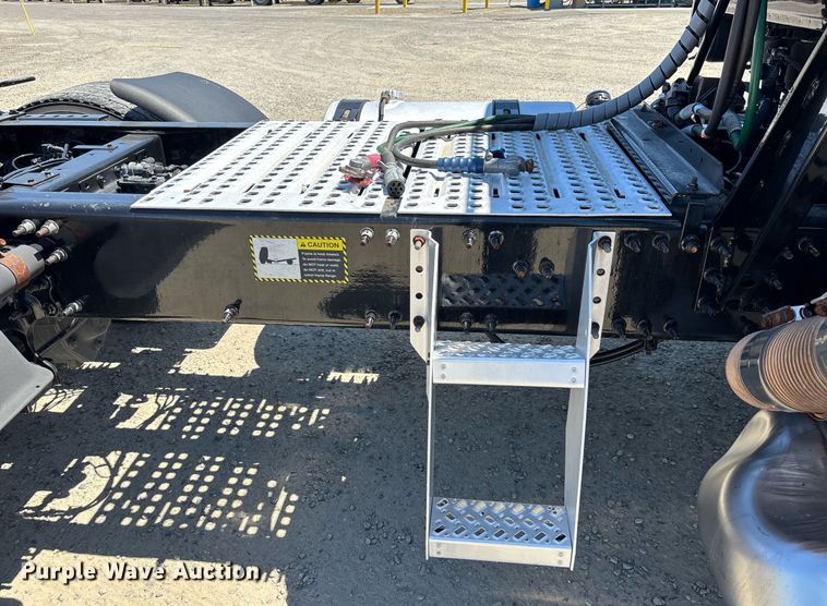 image for item DH8679 2018 Mack CXU613 semi truck