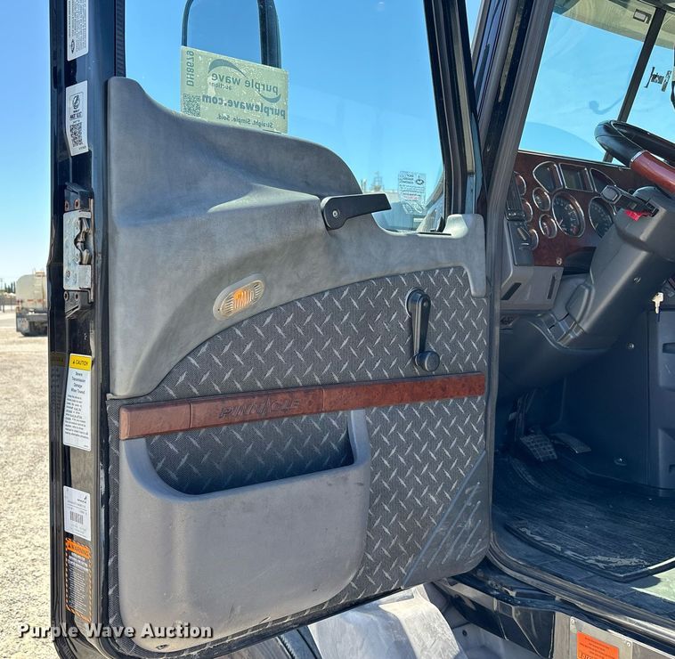 image for item DH8679 2018 Mack CXU613 semi truck