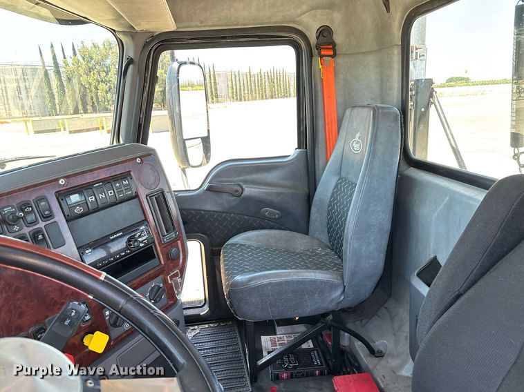 image for item DH8679 2018 Mack CXU613 semi truck