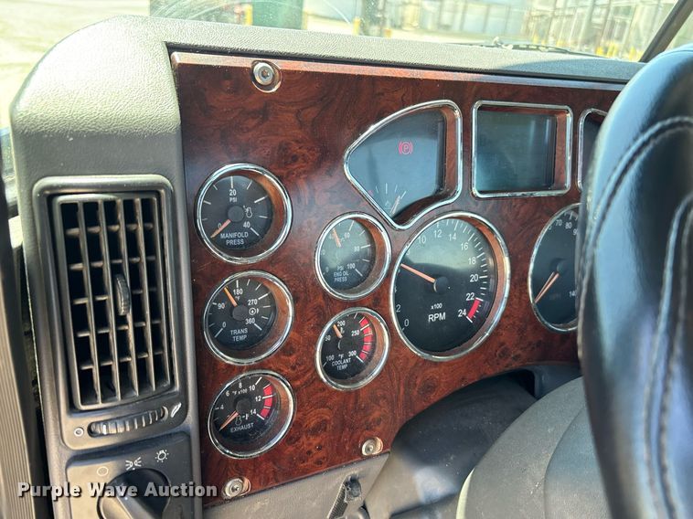 image for item DH8679 2018 Mack CXU613 semi truck