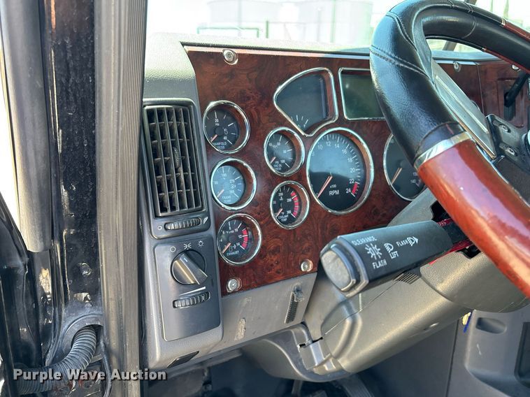 image for item DH8679 2018 Mack CXU613 semi truck