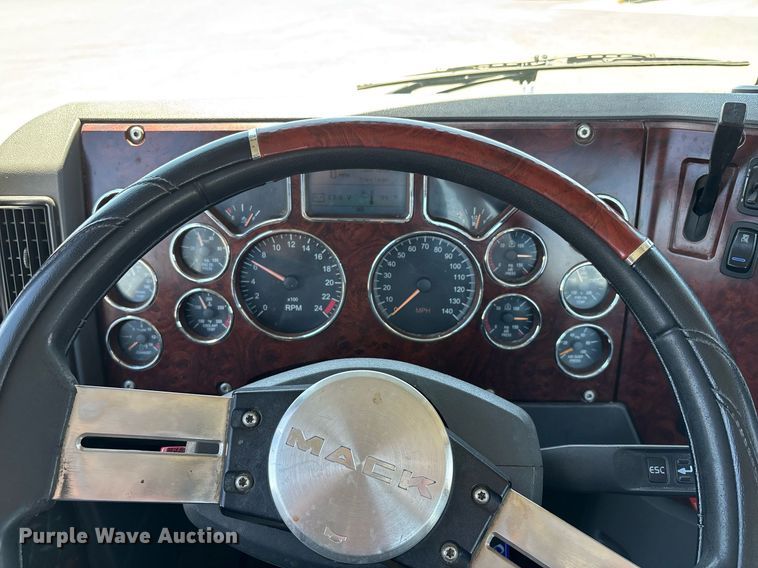 image for item DH8679 2018 Mack CXU613 semi truck