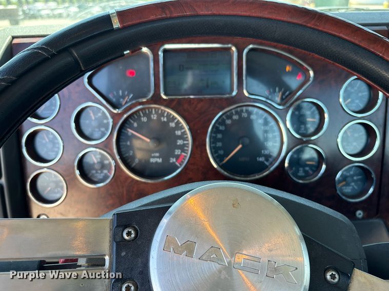 image for item DH8679 2018 Mack CXU613 semi truck