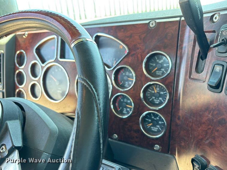 image for item DH8679 2018 Mack CXU613 semi truck