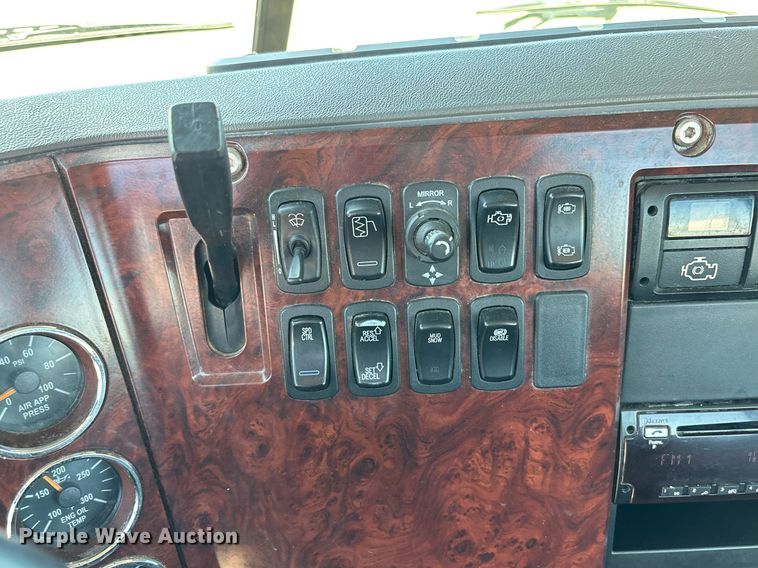 image for item DH8679 2018 Mack CXU613 semi truck