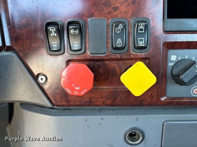 image for item DH8679 2018 Mack CXU613 semi truck