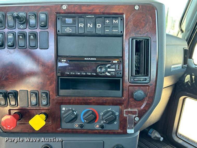 image for item DH8679 2018 Mack CXU613 semi truck