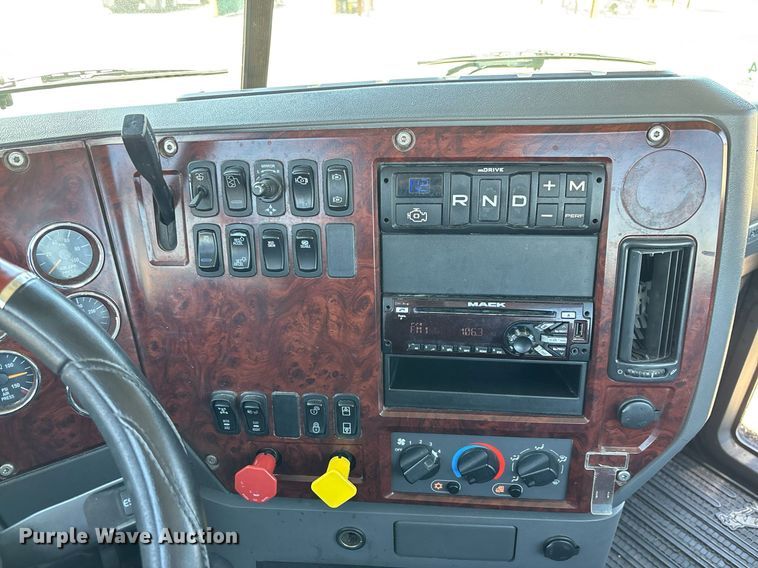 image for item DH8679 2018 Mack CXU613 semi truck