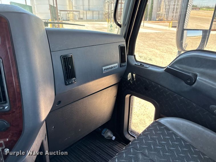 image for item DH8679 2018 Mack CXU613 semi truck