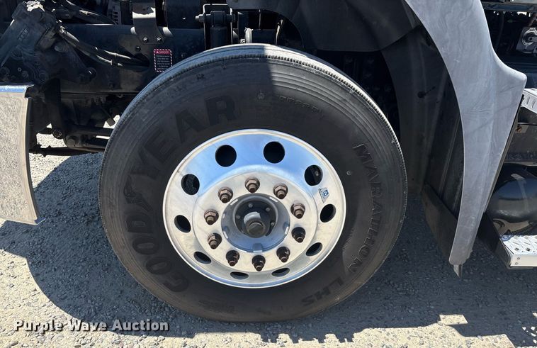 image for item DH8679 2018 Mack CXU613 semi truck