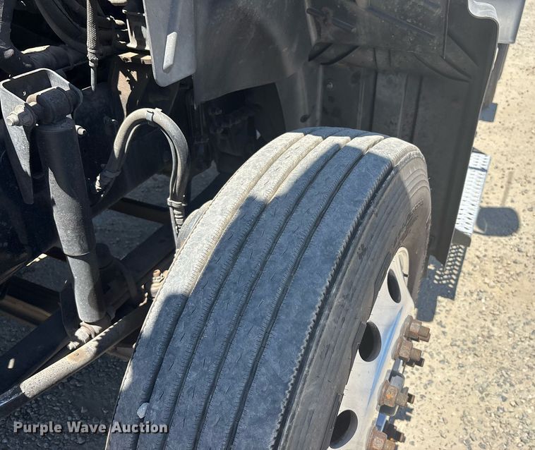 image for item DH8679 2018 Mack CXU613 semi truck