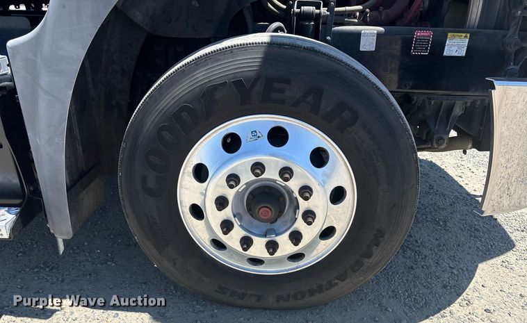 image for item DH8679 2018 Mack CXU613 semi truck