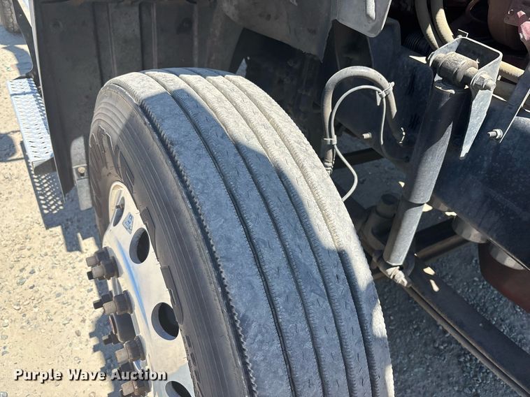 image for item DH8679 2018 Mack CXU613 semi truck