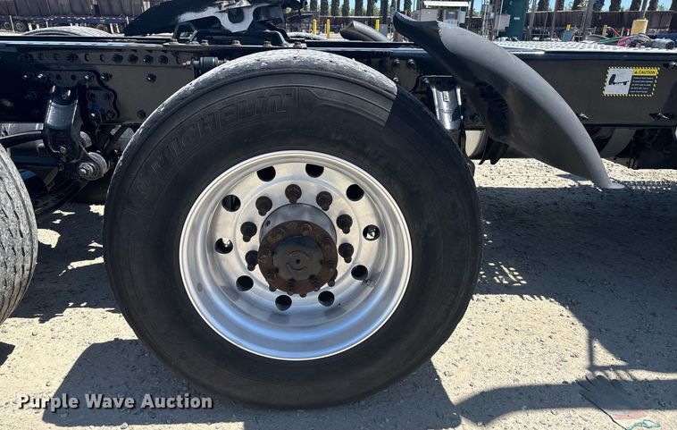 image for item DH8679 2018 Mack CXU613 semi truck