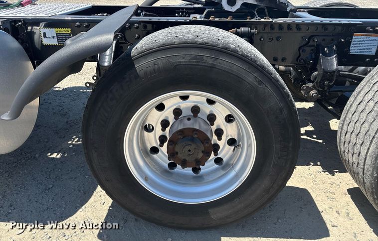 image for item DH8679 2018 Mack CXU613 semi truck