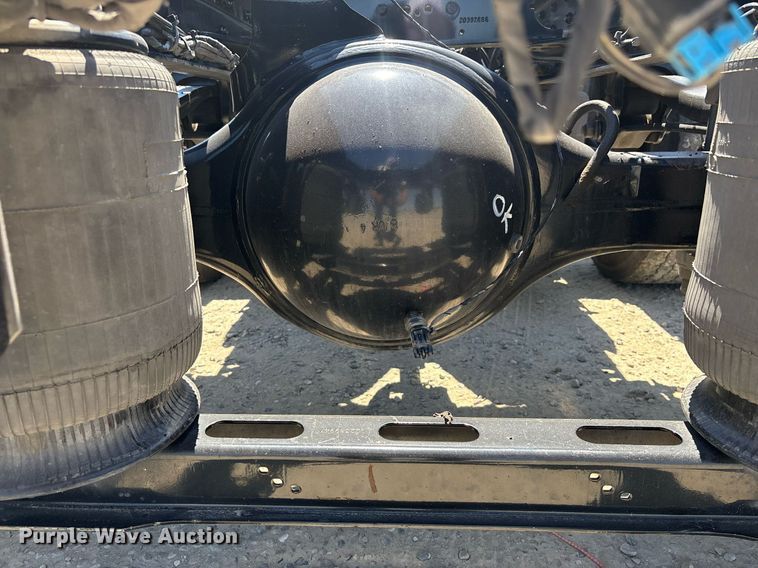 image for item DH8679 2018 Mack CXU613 semi truck