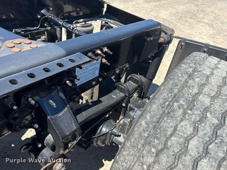 image for item DH8679 2018 Mack CXU613 semi truck