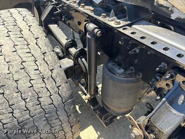 image for item DH8679 2018 Mack CXU613 semi truck