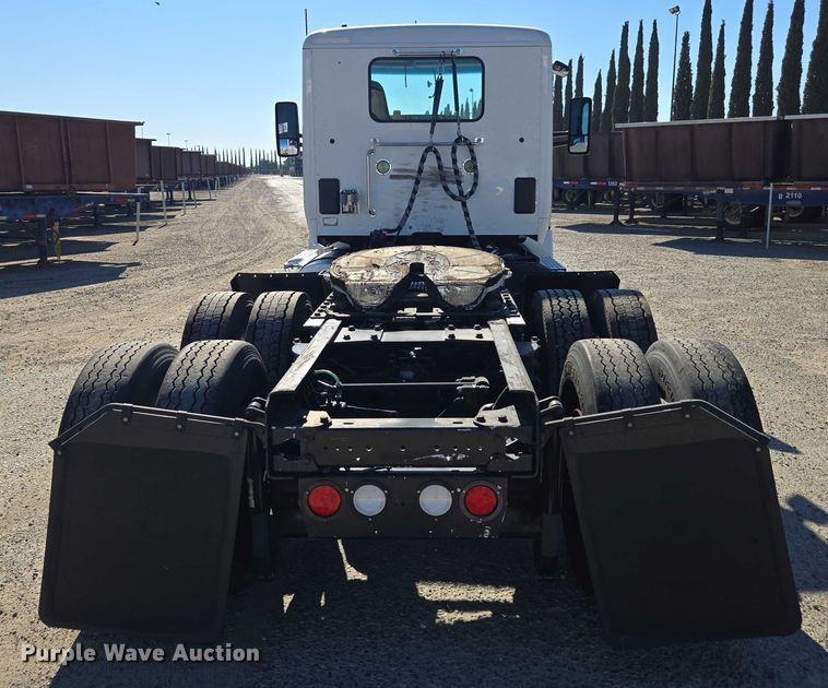 image for item DH8680 2016 Kenworth T880 semi truck