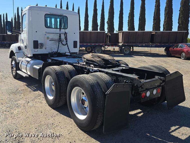 image for item DH8680 2016 Kenworth T880 semi truck