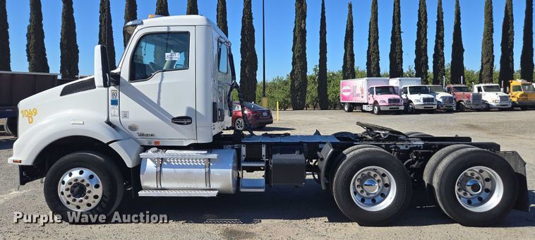 image for item DH8680 2016 Kenworth T880 semi truck