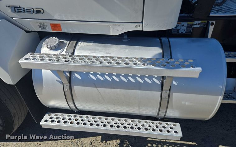 image for item DH8680 2016 Kenworth T880 semi truck