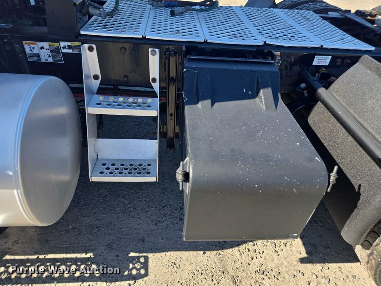 image for item DH8680 2016 Kenworth T880 semi truck