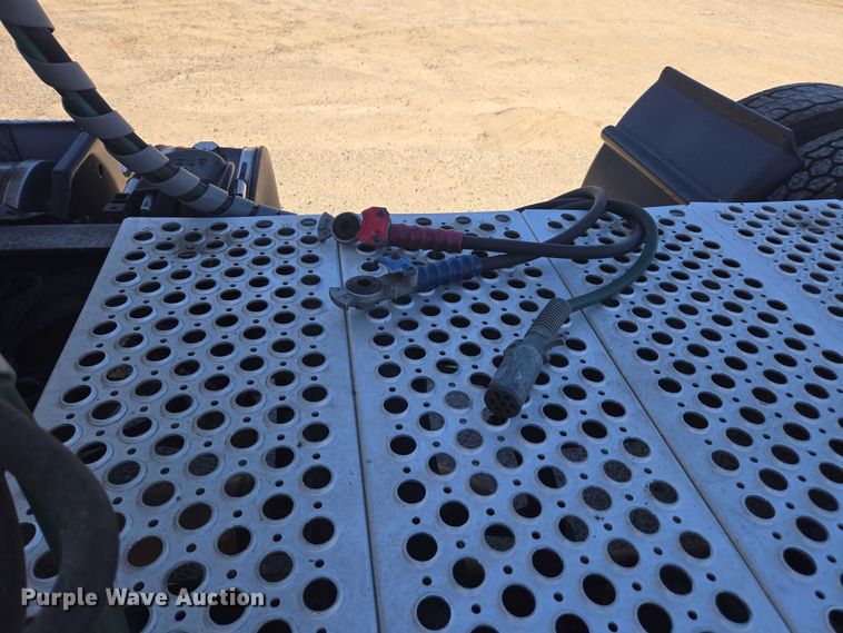 image for item DH8680 2016 Kenworth T880 semi truck