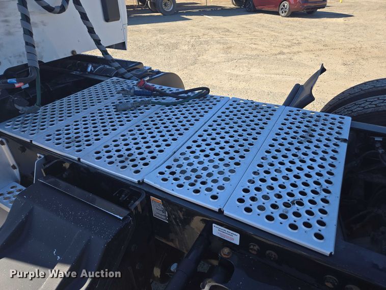 image for item DH8680 2016 Kenworth T880 semi truck