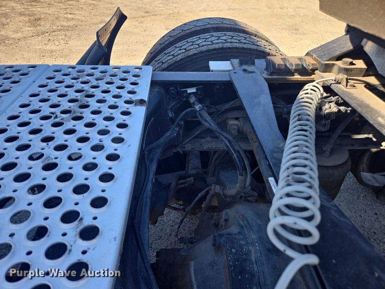 image for item DH8680 2016 Kenworth T880 semi truck