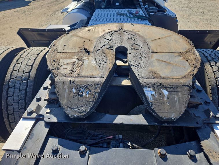 image for item DH8680 2016 Kenworth T880 semi truck