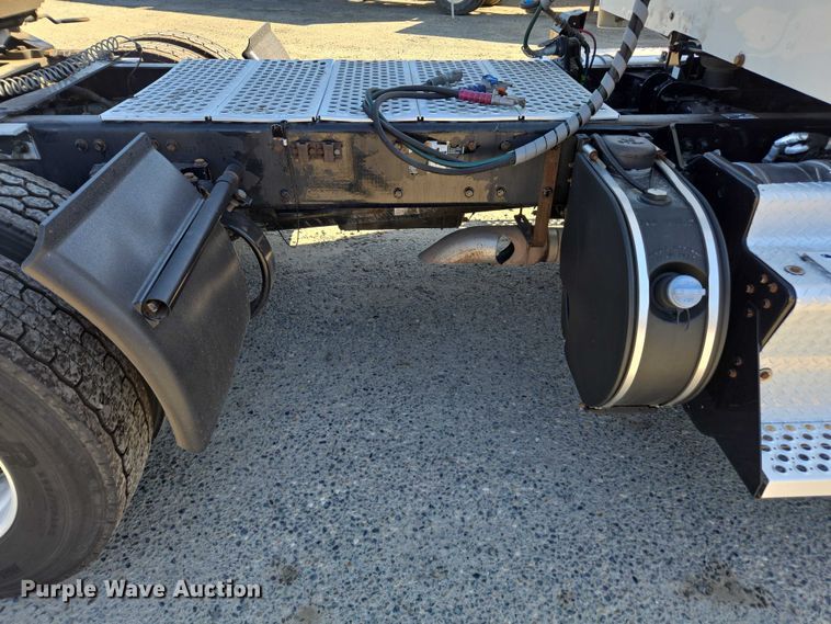 image for item DH8680 2016 Kenworth T880 semi truck