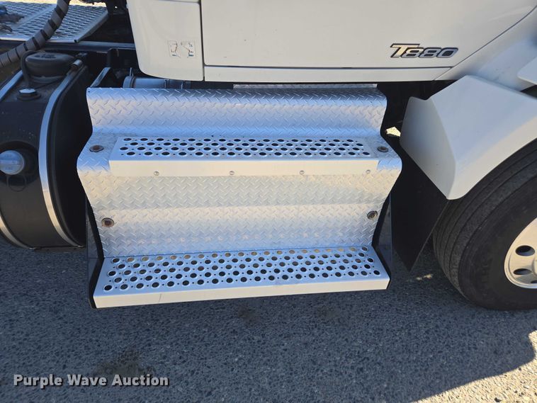 image for item DH8680 2016 Kenworth T880 semi truck