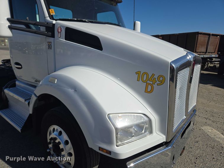 image for item DH8680 2016 Kenworth T880 semi truck