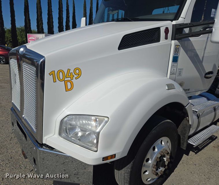 image for item DH8680 2016 Kenworth T880 semi truck