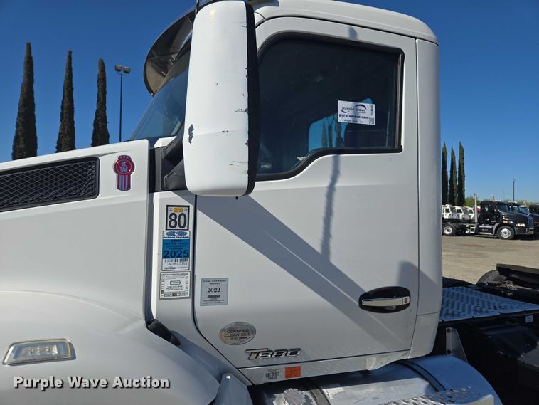 image for item DH8680 2016 Kenworth T880 semi truck