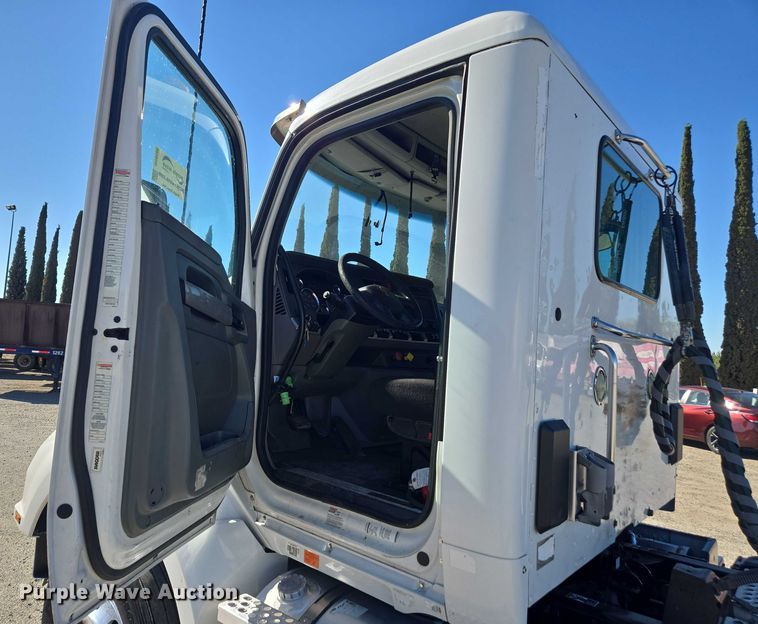 image for item DH8680 2016 Kenworth T880 semi truck