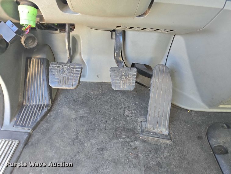 image for item DH8680 2016 Kenworth T880 semi truck