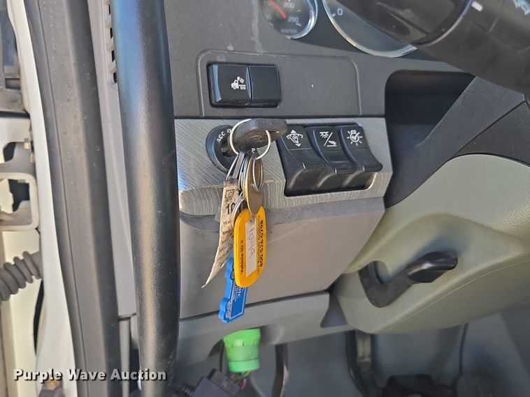 image for item DH8680 2016 Kenworth T880 semi truck