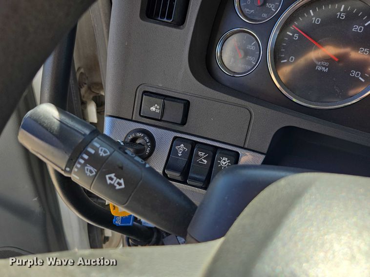 image for item DH8680 2016 Kenworth T880 semi truck