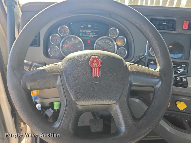 image for item DH8680 2016 Kenworth T880 semi truck