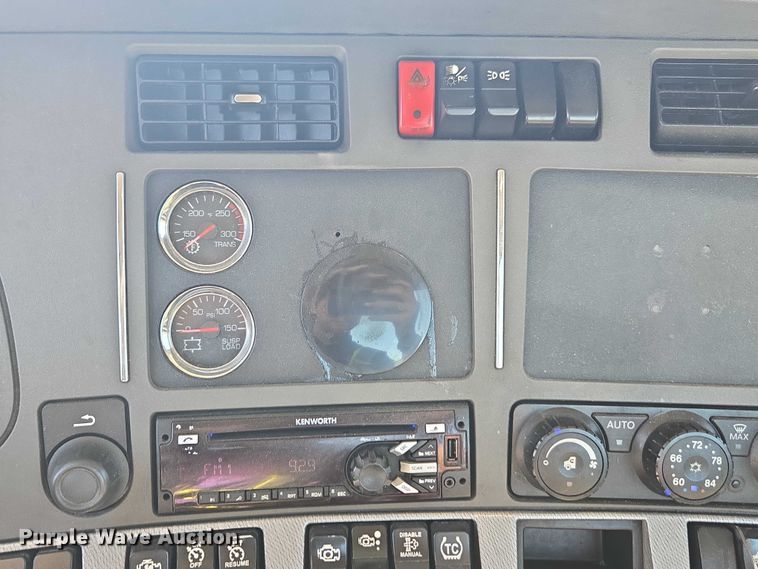 image for item DH8680 2016 Kenworth T880 semi truck