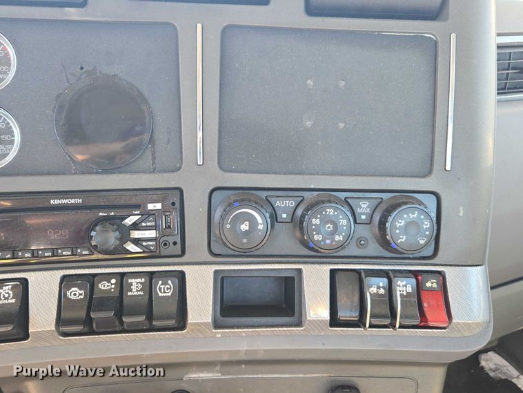 image for item DH8680 2016 Kenworth T880 semi truck