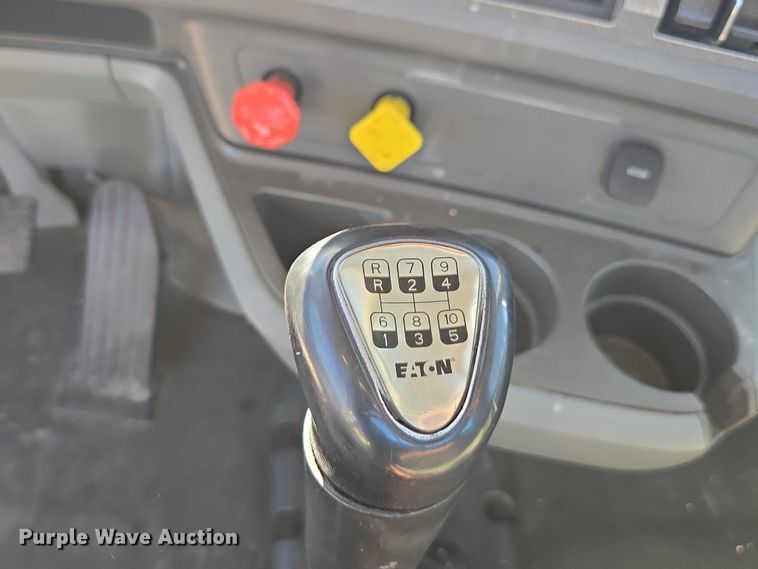 image for item DH8680 2016 Kenworth T880 semi truck