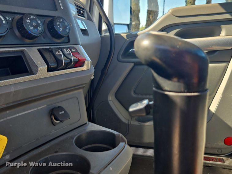 image for item DH8680 2016 Kenworth T880 semi truck